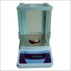 JA-1003 電子精密天平,新一代電磁式稱量傳感器，使產(chǎn)品的精度有了可靠保障。具有全自動(dòng)故障檢測(cè)，自動(dòng)校準(zhǔn)，超載保護(hù)等多種應(yīng)用程序。電源變壓器外置，減少溫度對(duì)天平稱量的影響.內(nèi)置RS232C接口，可直接連接計(jì)算機(jī)，打印機(jī)等。稱量范圍:0-100g.可讀性:1mg.稱盤尺寸:ф80mm

 