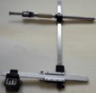 開口度及中心偏差測(cè)量?jī)x主要用來測(cè)量工作輥裝配面與支承輥裝配面的中心線偏差，并能實(shí)際測(cè)量出工作輥裝配面開口度及支撐輥裝配面開口度。工作高度0-500mm，工作輥面開口度測(cè)量范圍400-350mm,支撐輥面開口度測(cè)量范圍620-590mm，測(cè)量精度0.02mm。