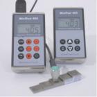 MINITEST 403/405系列 超聲波測(cè)厚儀，用于精確測(cè)量鋼鐵和其它金屬、玻璃、陶瓷、均質(zhì)塑料等材料的壁厚。儀器小巧、堅(jiān)固耐用。測(cè)量無損、快速、準(zhǔn)確?？梢詼y(cè)量平面和曲面。 