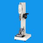 目 的：
ABQ拉力鈕扣測試儀，可配置NK、HF推拉力計和專用夾具，專用于測量鈕扣的扣合力或脫離衣物破壞力。檢測鈕扣、按鈕等固定強度是很重要的一項標準，尤其是在嬰兒和兒童服裝設(shè)計及制造中最為重要。在鈕扣固定裝飾件上使用一定力的測量需要通過力度儀器來記錄。
