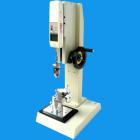 目 的：
ABQ拉力鈕扣測試儀，可配置NK、HF推拉力計和專用夾具，專用于測量鈕扣的扣合力或脫離衣物破壞力。檢測鈕扣、按鈕等固定強度是很重要的一項標準，尤其是在嬰兒和兒童服裝設(shè)計及制造中最為重要。在鈕扣固定裝飾件上使用一定力的測量需要通過力度儀器來記錄。
