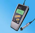 主要特點(diǎn)

u采用了磁性和渦流兩種測(cè)厚方法，既可測(cè)量磁性金屬基體上非磁性覆蓋層的厚度又可測(cè)量非磁性金屬基體上非導(dǎo)電覆蓋層的厚；

u具有兩種測(cè)量方式：連續(xù)測(cè)量方式（CONTINUE）和單次測(cè)量方式（SINGLE）;

u具有兩種工作方式：直接方式（DIRECT）和成組方式（App1）；

u設(shè)有五個(gè)統(tǒng)計(jì)量：平均值（MEAN）、最大值（MAX）、最小值（MIN）、測(cè)試次數(shù)（NO.）、標(biāo)準(zhǔn)偏差（S.DEV）；

u可采用兩種方法對(duì)其進(jìn)行校準(zhǔn),并可用基本校準(zhǔn)法對(duì)測(cè)頭的系統(tǒng)誤差進(jìn)行修正;

u具有存貯功能：可存貯500個(gè)測(cè)量值；

u具有刪除功能：對(duì)測(cè)量中出現(xiàn)的單個(gè)可疑數(shù)據(jù)進(jìn)行刪除，可也刪除存貯區(qū)內(nèi)的所有數(shù)據(jù)，以便進(jìn)行新的測(cè)量；

u可設(shè)置限界：對(duì)限界外的測(cè)量值能自動(dòng)報(bào)警；并可用直方圖對(duì)一批測(cè)量值進(jìn)行分析；

u具有打印功能：可打印測(cè)量值、統(tǒng)計(jì)值、限界、直方圖；

u具有與PC機(jī)通訊的同能：可將測(cè)量值、統(tǒng)計(jì)值傳輸至PC機(jī)，以便對(duì)數(shù)據(jù)進(jìn)行進(jìn)一步處理；

u具有電源欠壓指示功能；

u操作工程有蜂鳴聲提示；

u具有錯(cuò)誤提示功能，通過屏顯或蜂鳴聲進(jìn)行錯(cuò)誤提示；

u設(shè)有兩種關(guān)機(jī)方式：手動(dòng)關(guān)機(jī)方式和自動(dòng)關(guān)機(jī)方式；