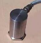 特點

● 用于重要設(shè)備的振動監(jiān)測、報警和保護 

● 輸直接與DCS，PLC等4-20mA系統(tǒng)連接 

● 輸出可為速度、加速度和位移之一 

● 真有效值測量、穩(wěn)定可靠 

● 簡單、安全、低成本

● 可輸出動態(tài)波形信號以便分析診斷 